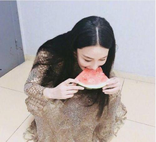 娱乐吃瓜酱衣服图片高清,娱乐吃瓜酱的时尚穿搭，潮流与个性的完美融合